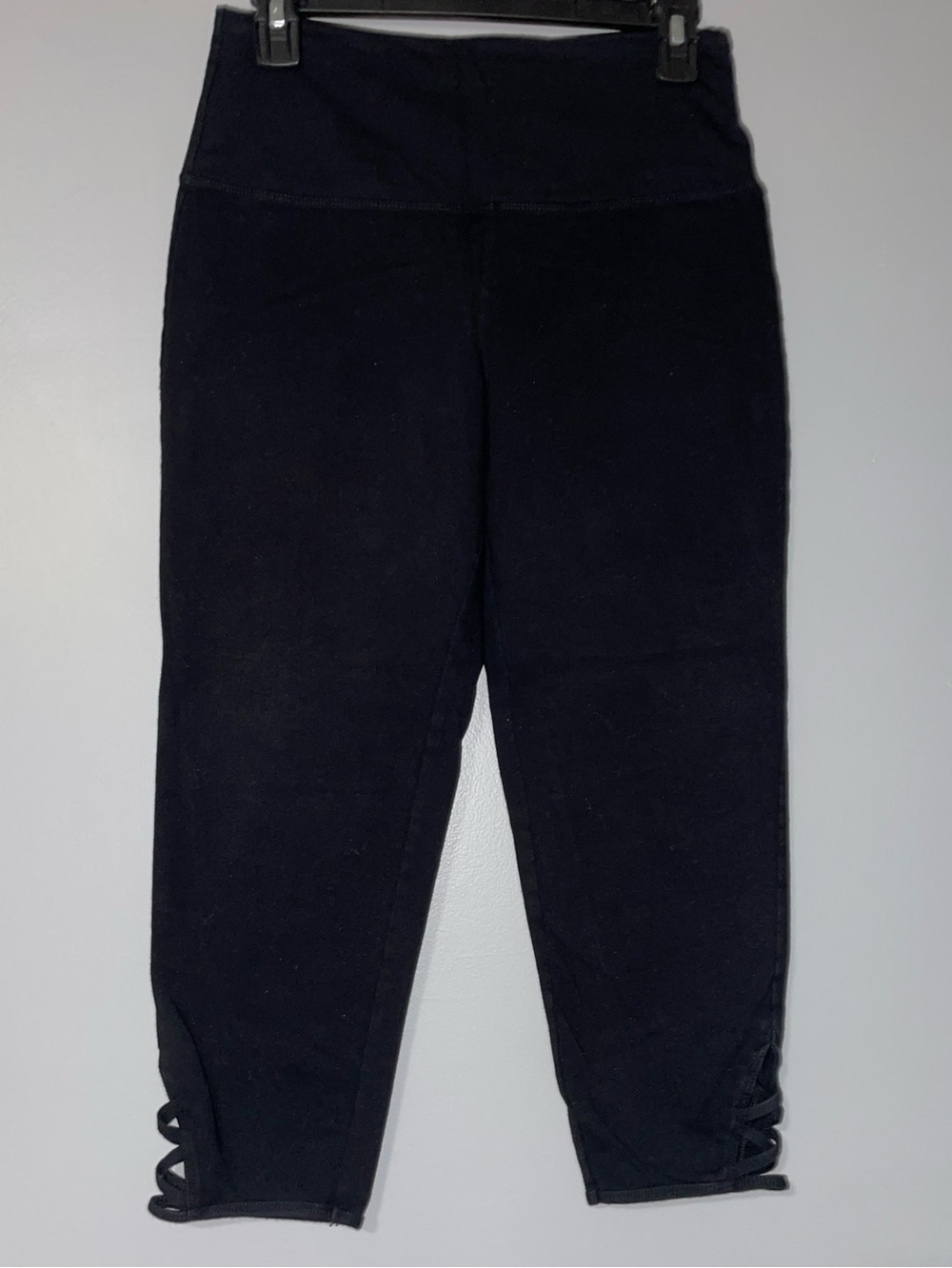 😎Women’s Suave Black Capri Leggings with Lattice Hem Detail